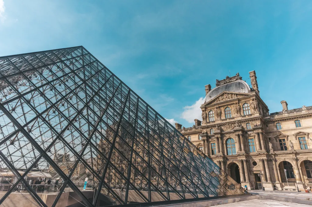 Wat biedt het Louvre-Lens museum in Nord-Pas-de-Calais?