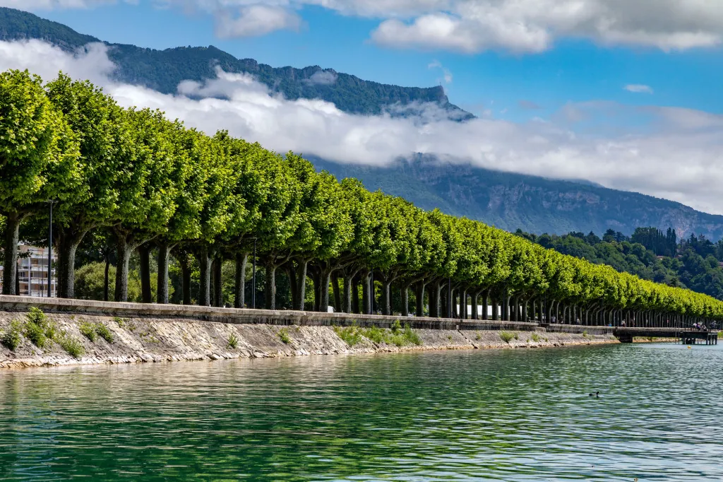 Waarom is het meer van Aix-les-Bains populair?