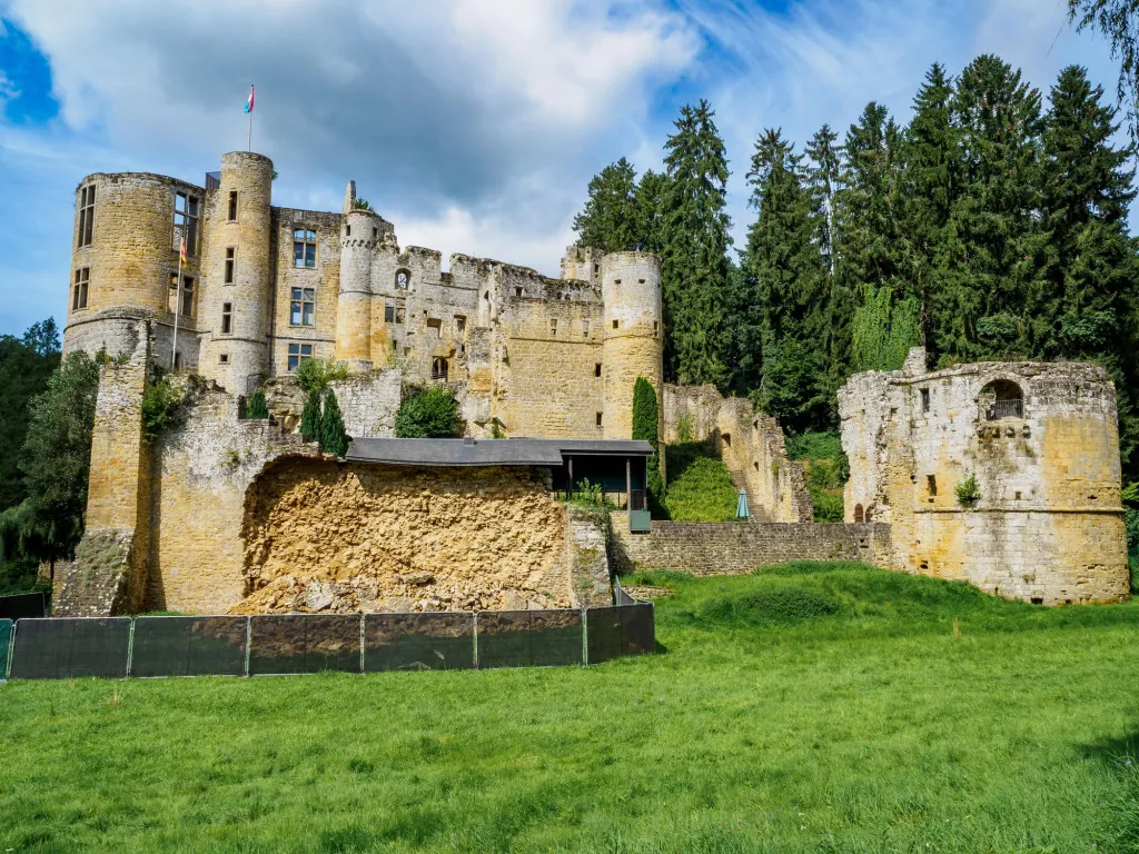 Uitzichten vanaf de Beaufort-kastelen in Luxemburg