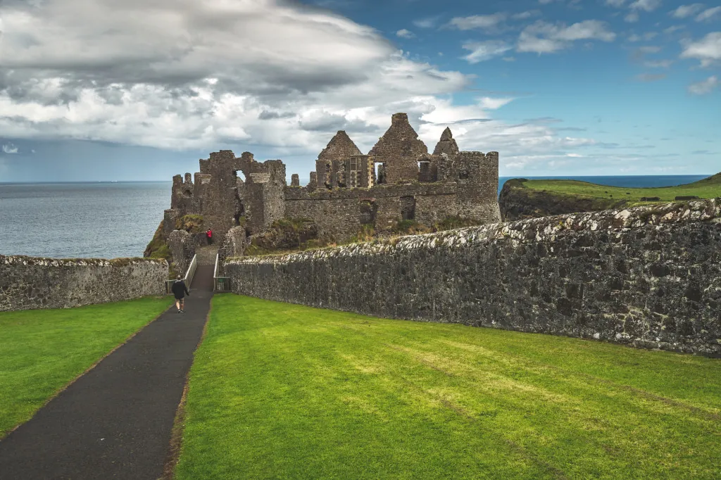 Wat maakt Dunluce-kasteel aan zee zo bijzonder?