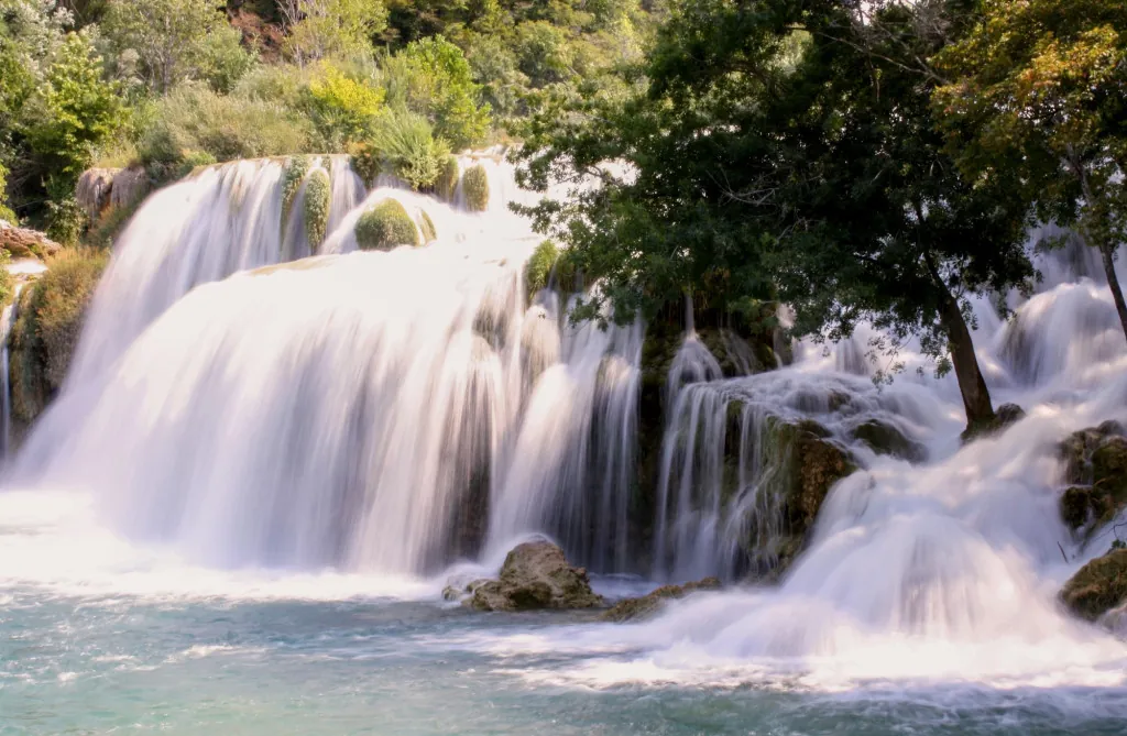 Wat maakt de Krka-watervallen bijzonder?