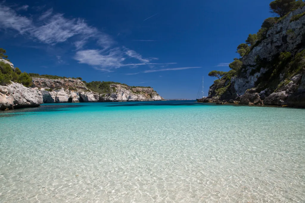 Waar liggen de stranden van Cala Macarelleta?