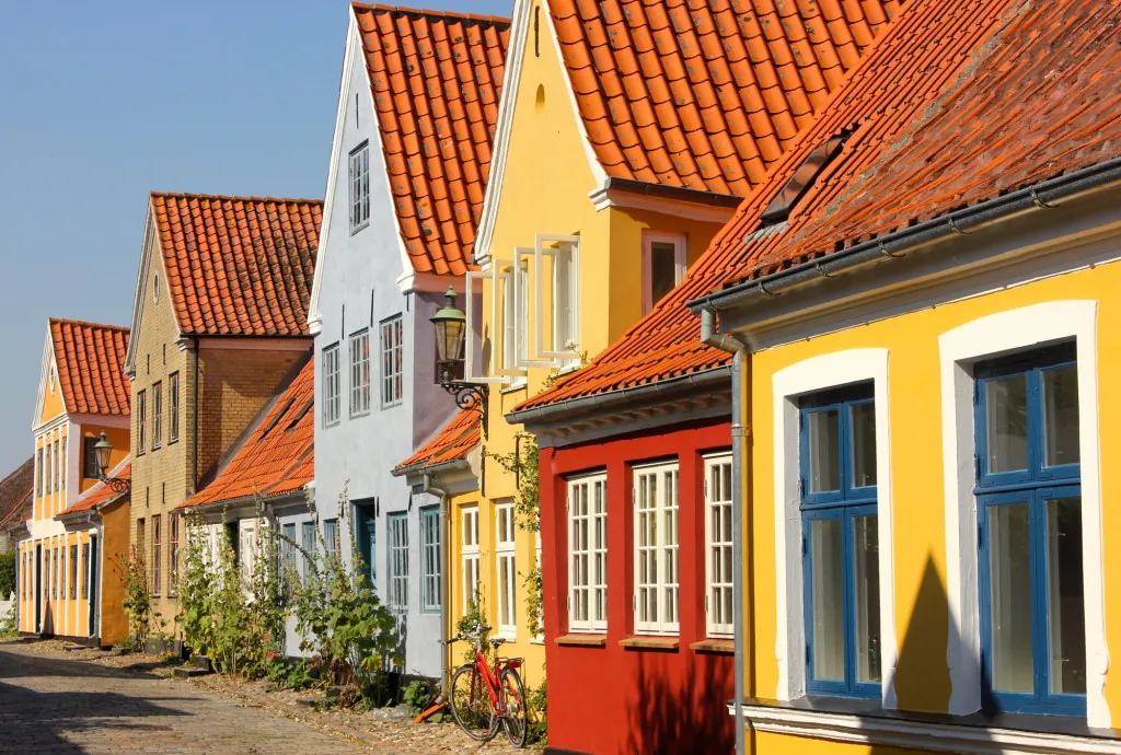 Gekleurde huizen in een Deens stadje