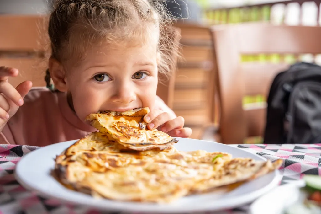 Welke restaurants in Alanya hebben kindermenu's of speelhoeken