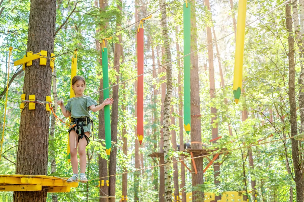 Uitdaging in het klimpark Seilbahnen Thale Erlebniswelt