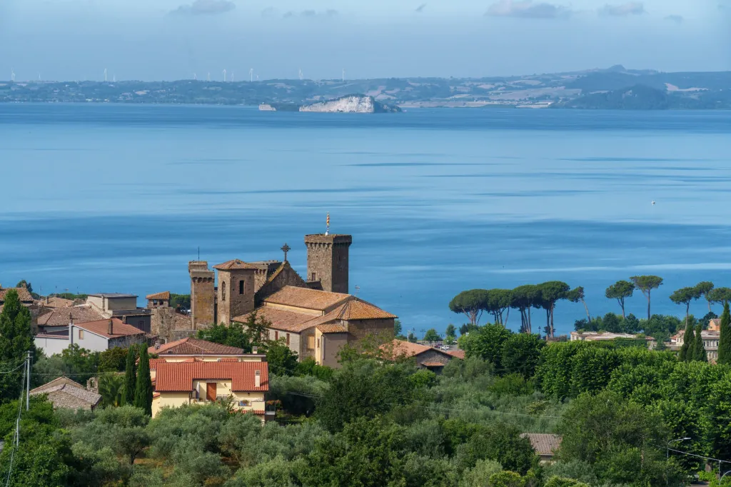 Wat is de geschiedenis van het kasteel in Bolsena?
