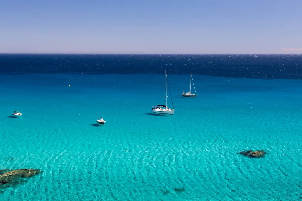 Waarom is het strand van Pampelonne populair in Saint-Tropez?