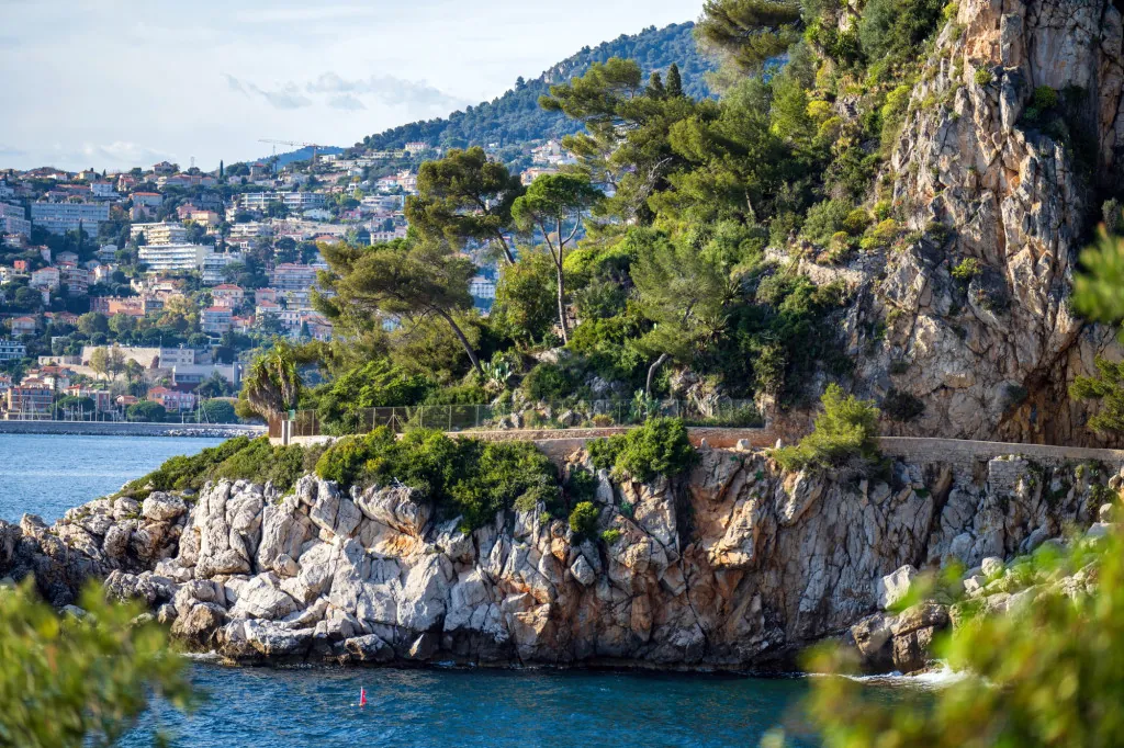 Het heldere water van Paloma strand in Saint-Jean-Cap-Ferrat