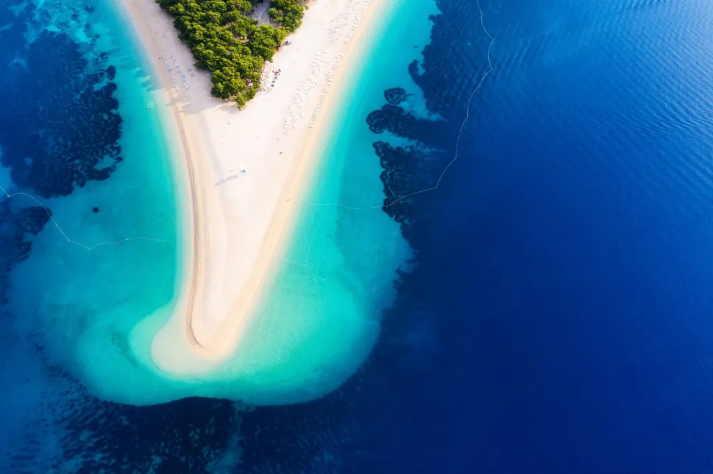 Rustige stranden van Hvar in het laagseizoen