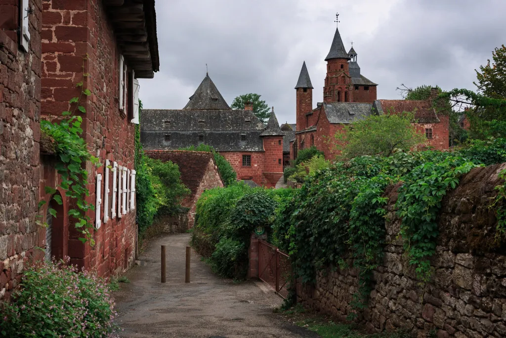 Huizen van rode zandsteen in een dorp in de Corrèze