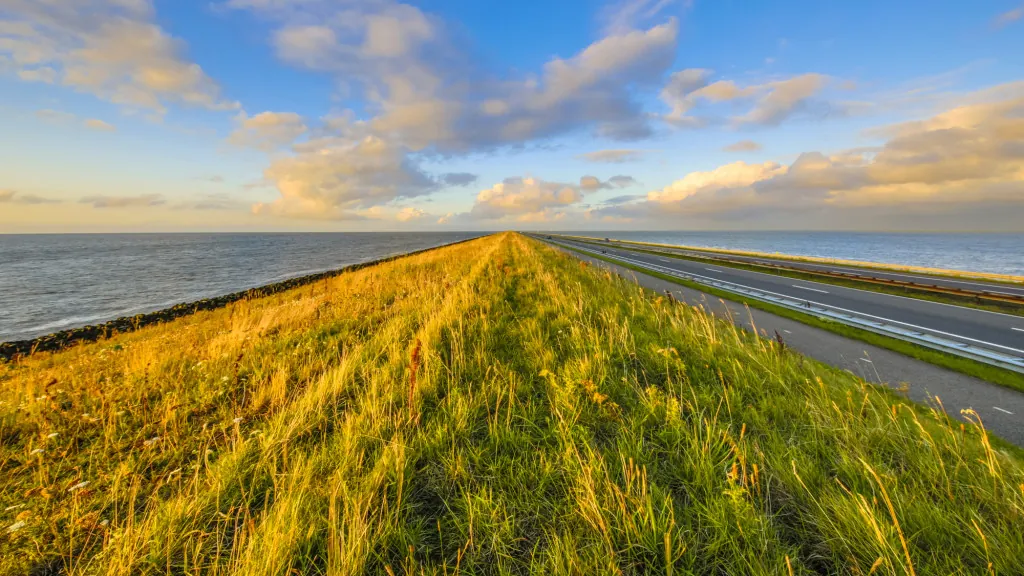 Fietsen over de Afsluitdijk met IJsselmeerzicht
