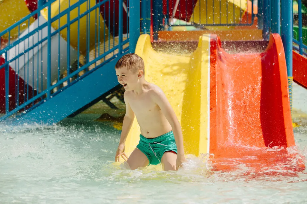 Zwemmen en spelen in Bosbad Vledder