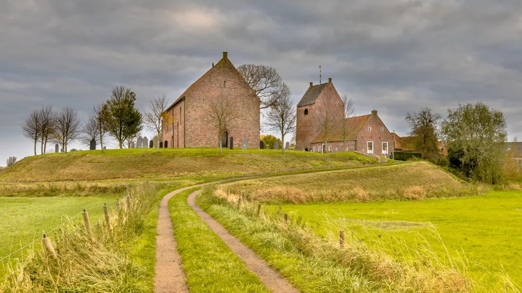 Waarom is Ezinge een historisch wierdedorp?