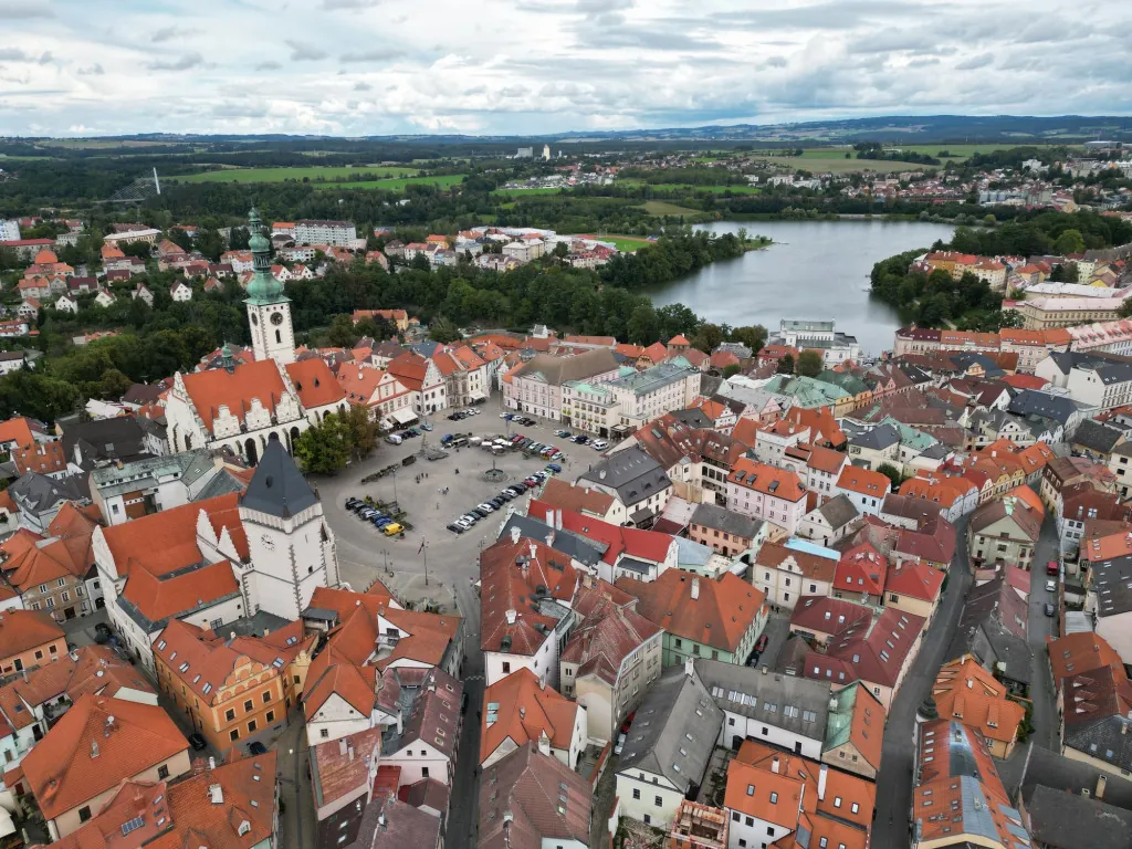 Varen langs kastelen aan de Lužnice-rivier