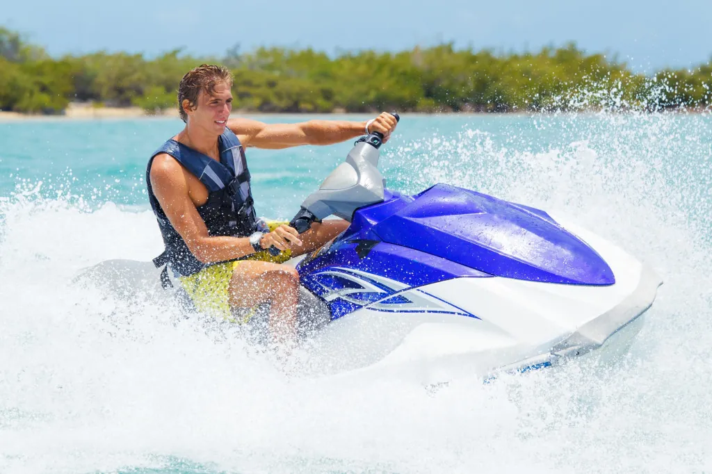 Jetskiën langs Lloret de Mar kust