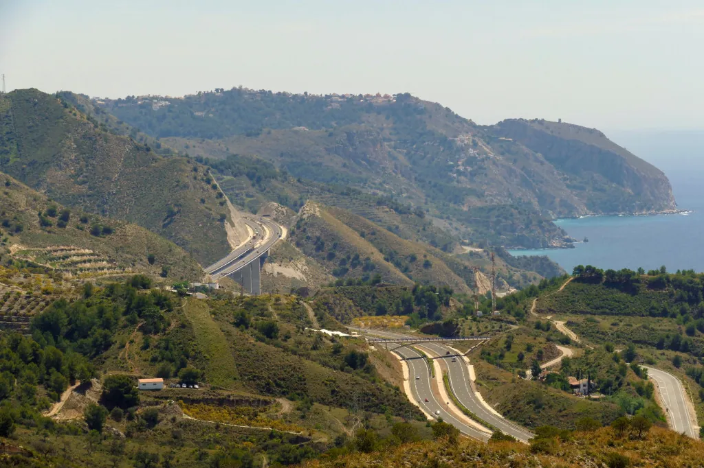 Hoe rijdt u van Malaga naar Nerja langs de kust?