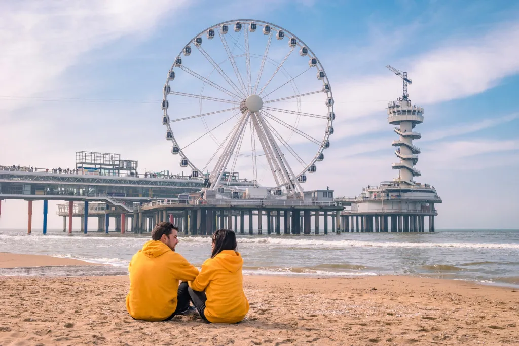 Langs de boulevard wandelen met uitzicht op zee