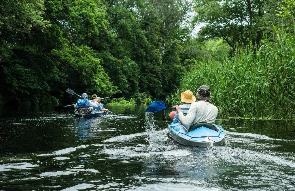 Kanoën op de Linge tussen bloesem
