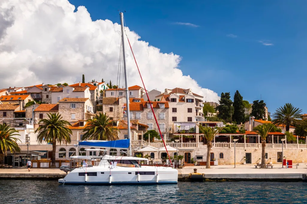 Waarom is de jachthaven van Hvar populair bij beroemdheden?