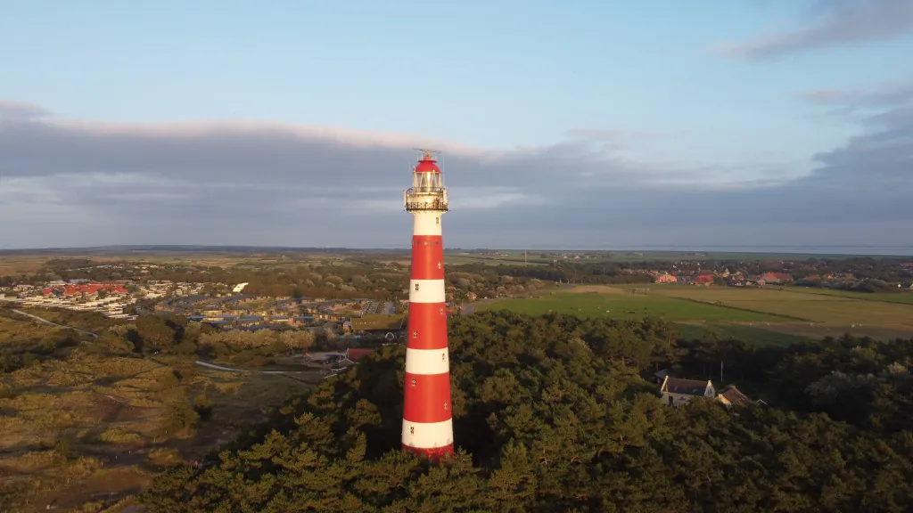 Waar ligt de fietsroute naar de Amelander vuurtoren?