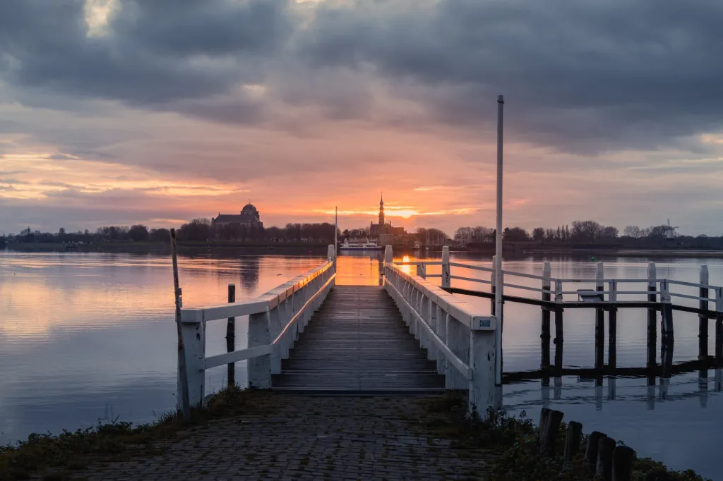 Waar kun je wandelen langs de stadswallen van Veere?