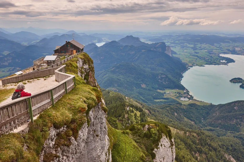Waar kun je ontspannen aan de Attersee na een actieve dag?