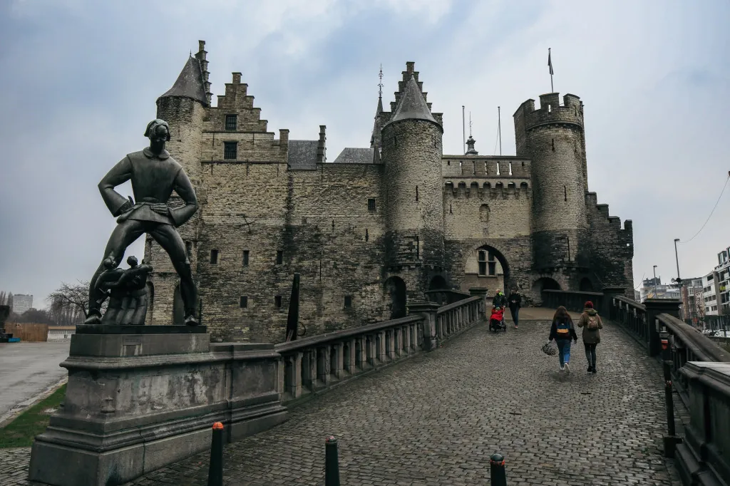 Hoe bezoek je het fort van Lillo?