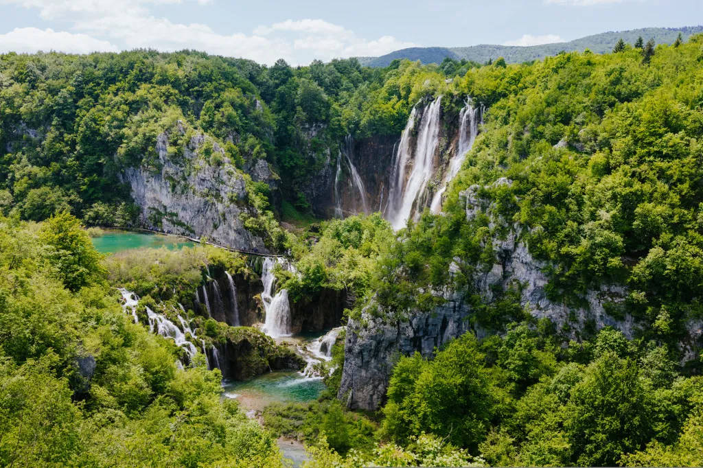 De grote waterval van 78 meter bij Plitvicemeren
