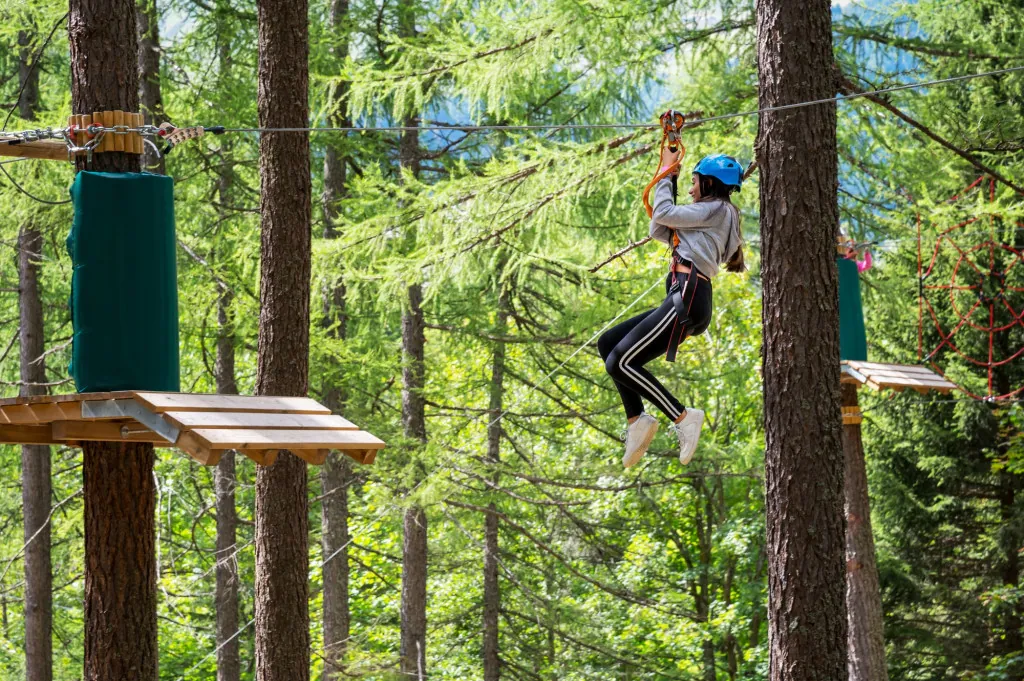 Klimmen en klauteren in boompark Château des Enigmes