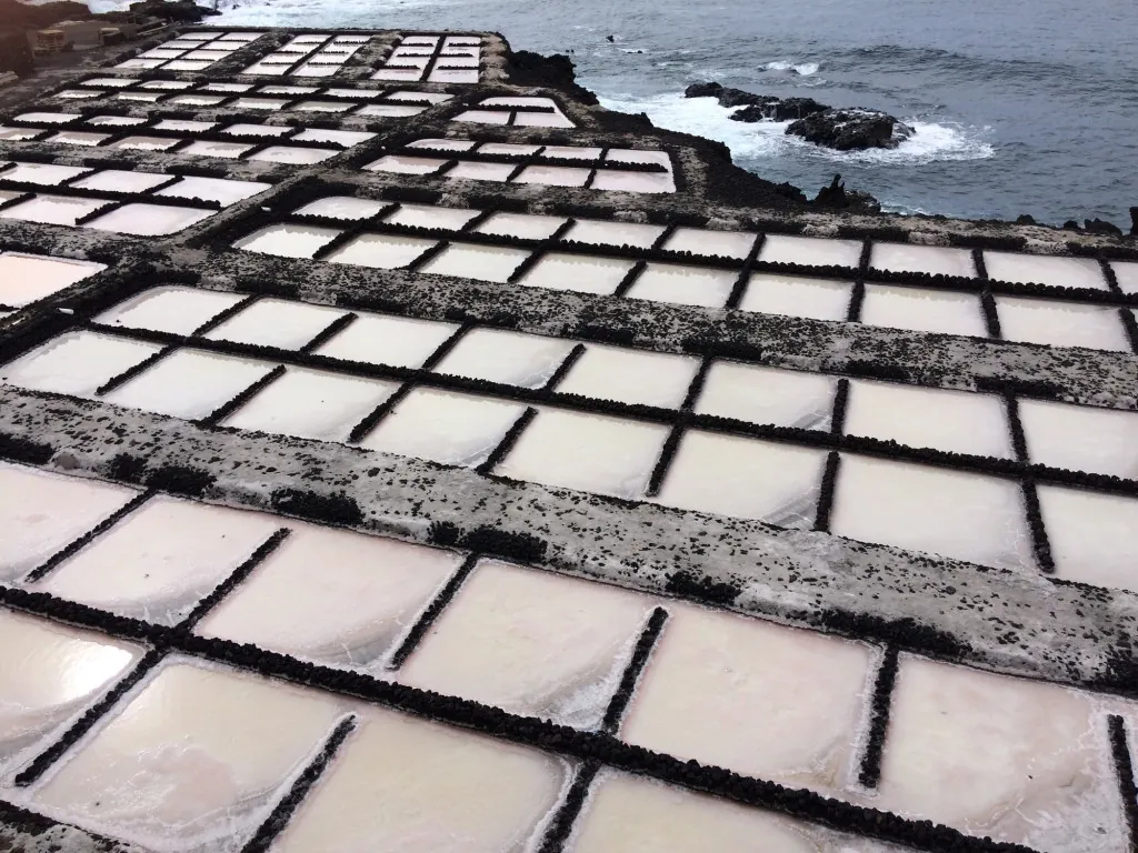 Wolkenlaag onder de bergtop van La Palma