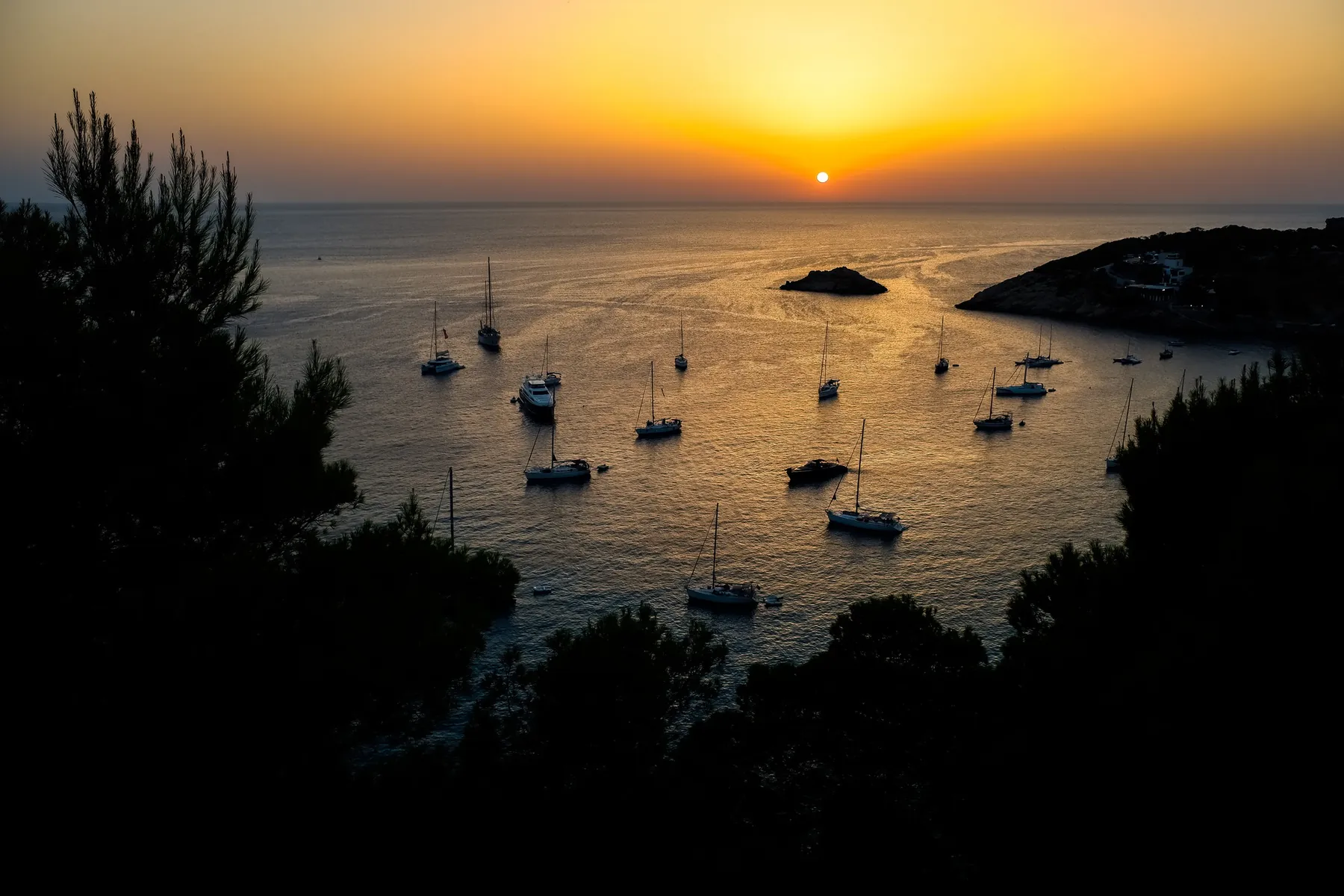 De mooiste baaien en zonsondergangen op Ibiza