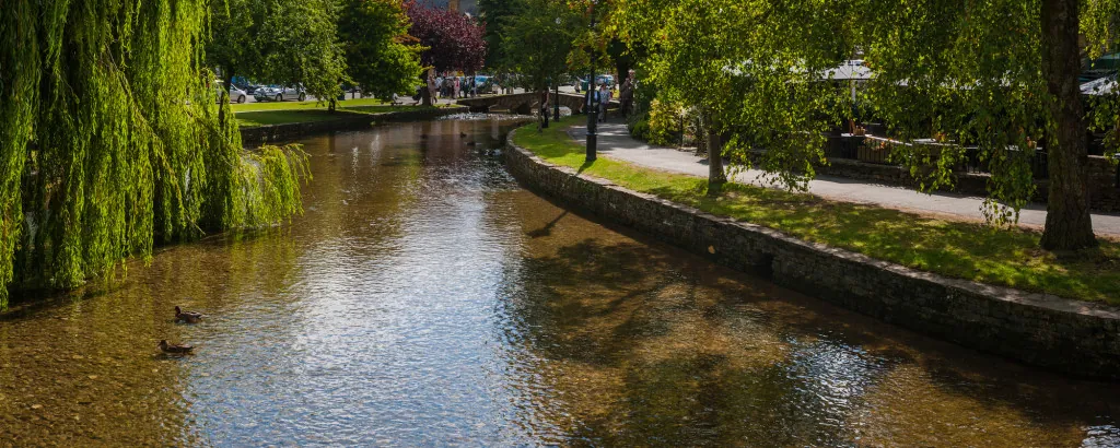 Wat maakt Bourton-on-the-Water het Venetië van de Cotswolds?