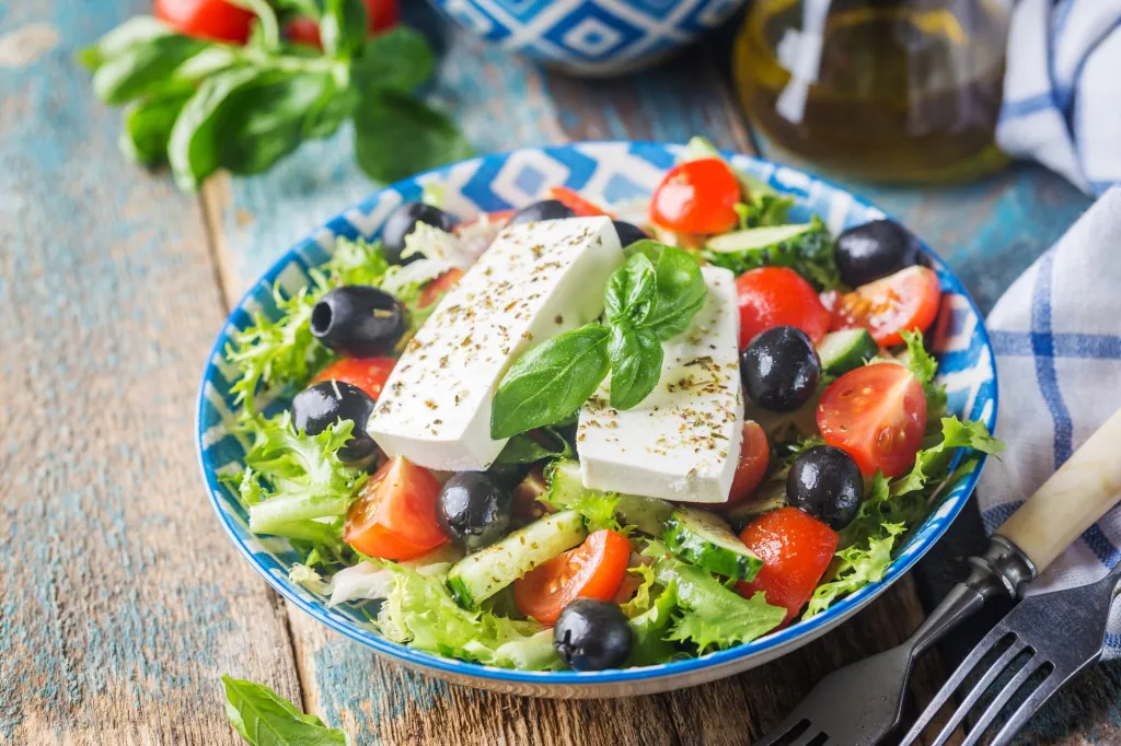Hoe speelt feta een rol in Griekse gerechten?