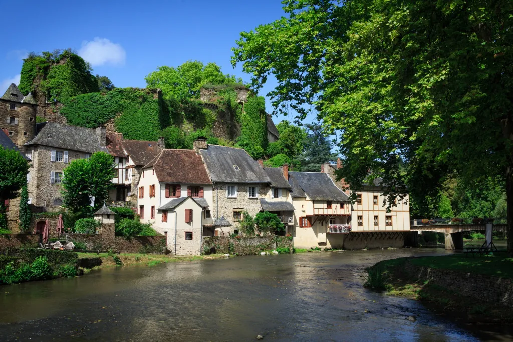 Middeleeuwse huizen langs een rivier in het Limousin