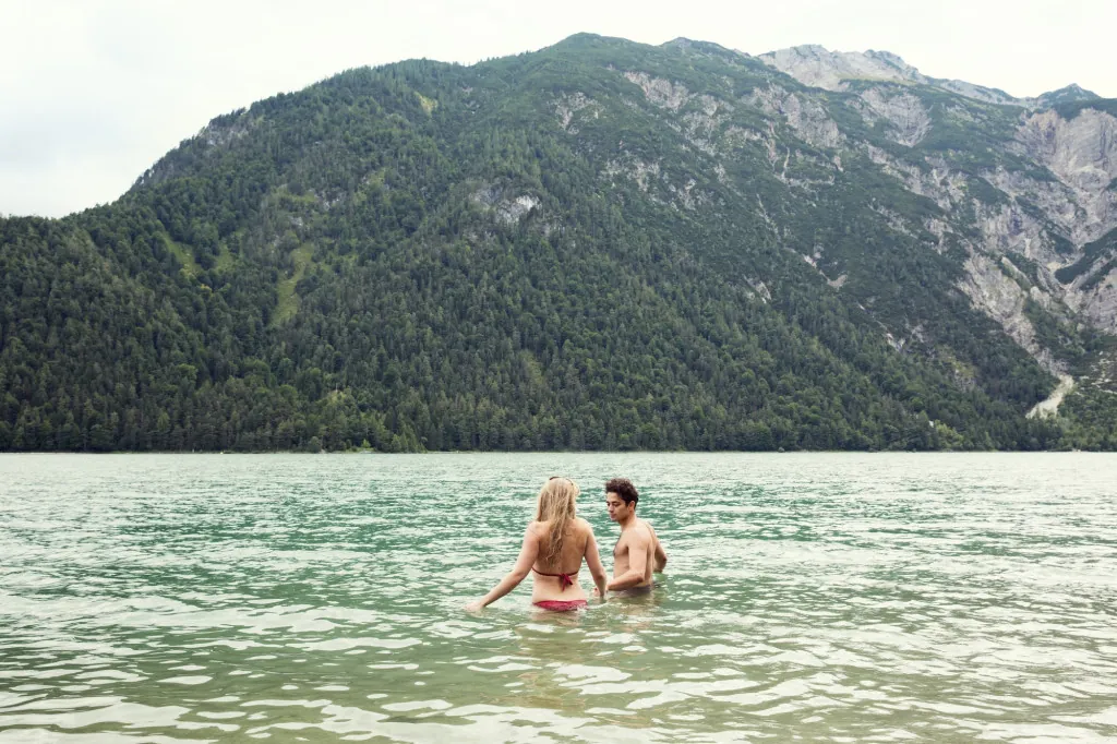 Duiken in het heldere water van Achensee