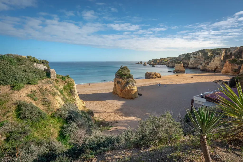 Wat maakt Praia de Dona Ana zo mooi