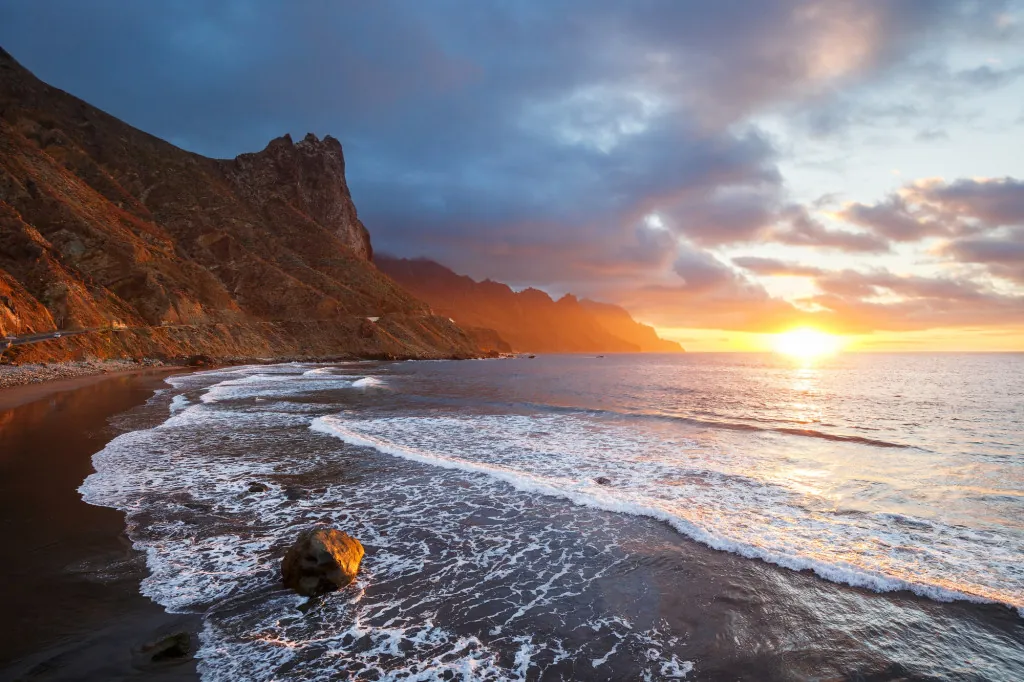 Zwart vulkanisch zand op Tenerife's stranden