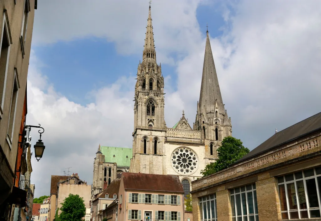 Waarom is de kathedraal van Chartres beroemd?