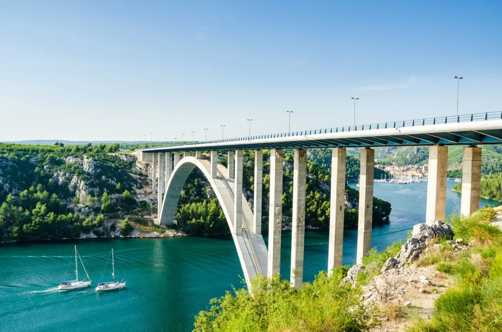 Krka rivier en zijn kristalhelder water