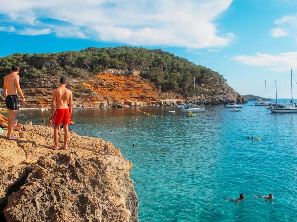 Rust en ruimte bij Cala Salada op Ibiza