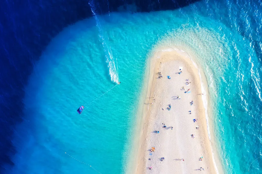 Waar ligt het Zlatni Rat kiezelstrand?
