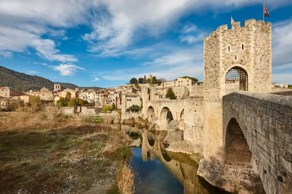 Hoe herken je de brug van Besalú?