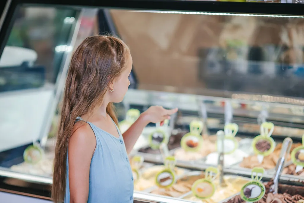 Italiaanse gelato aan de kust proberen