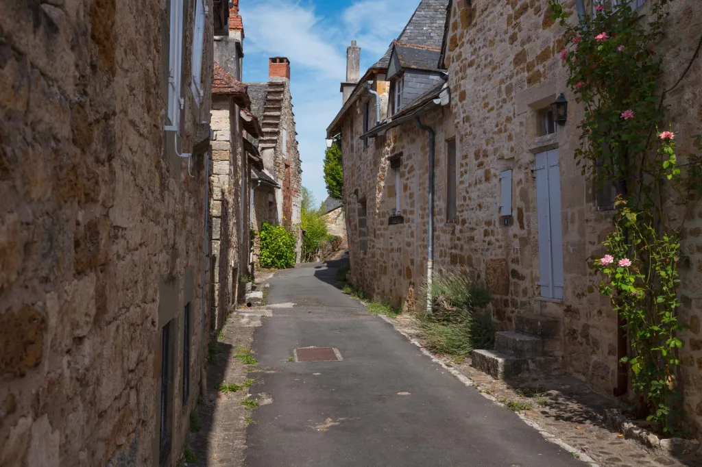 Burchttorens boven een dorp in het Limousin