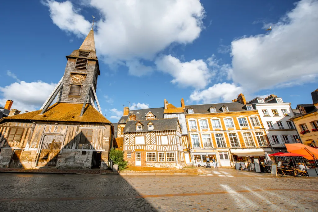 Waarom is de haven van Honfleur populair?