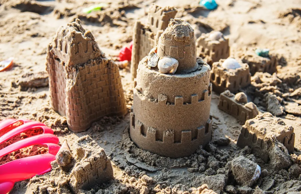 Zandkastelen bouwen op Almeerderstrand
