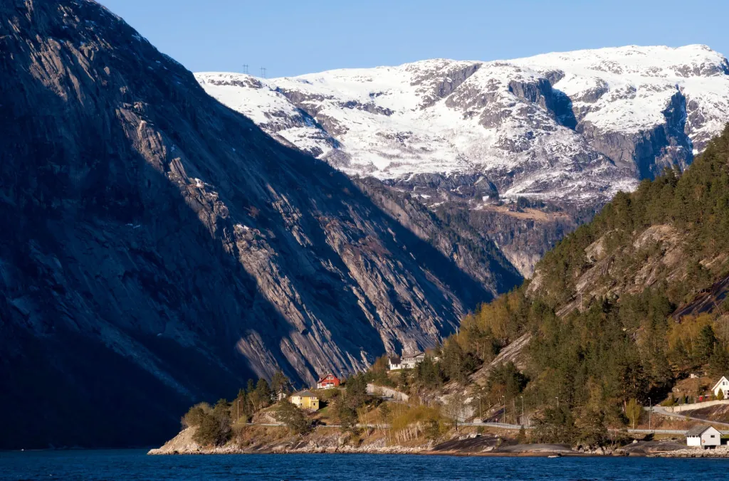 Hoe rijd je langs de Hardangerfjord?