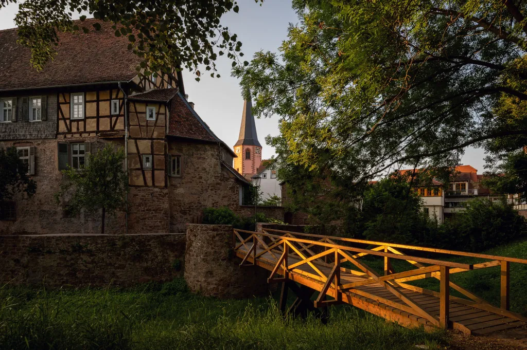 Wat maakt de houten brug in Michelstadt bijzonder?