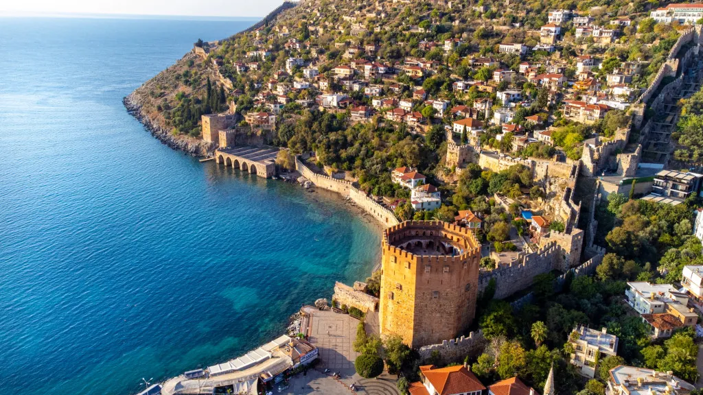 Wat is er te zien op de heuvel rond het kasteel van Alanya