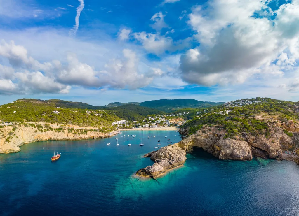 Wat heeft Ibiza naast feesten te bieden?